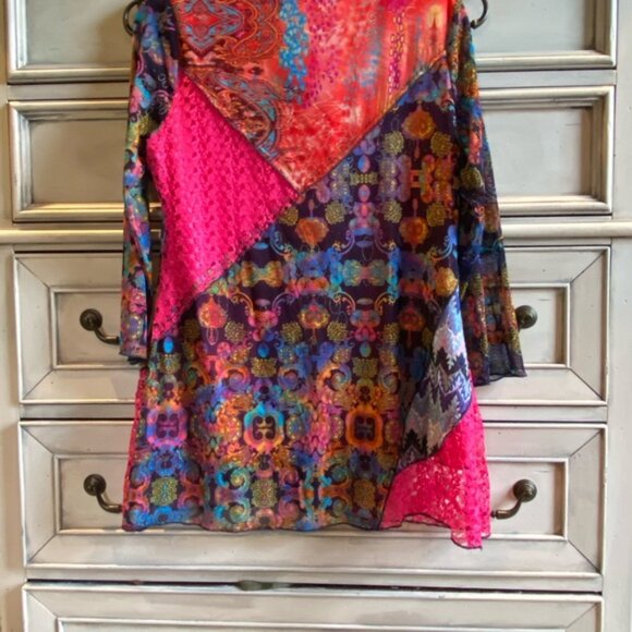 Calessa Women’s Top - Picture 2 of 6